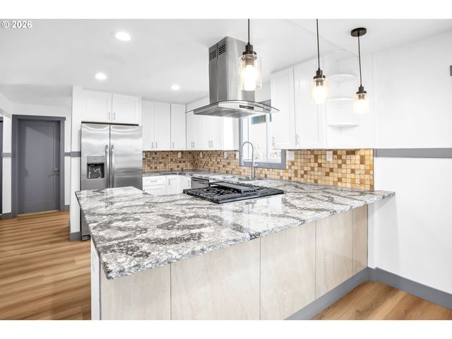 705 Sw DENNIS Ave, Hillsboro, OR 97123