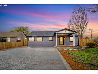 705 Sw DENNIS Ave, Hillsboro, OR 97123