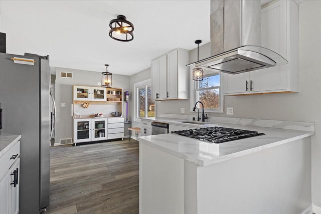 N77W14914 Menomonee Manor DRIVE, Menomonee Falls, WI 53051