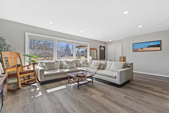 N77W14914 Menomonee Manor DRIVE, Menomonee Falls, WI 53051