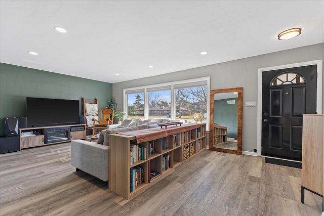 N77W14914 Menomonee Manor DRIVE, Menomonee Falls, WI 53051