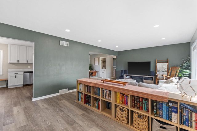 N77W14914 Menomonee Manor DRIVE, Menomonee Falls, WI 53051