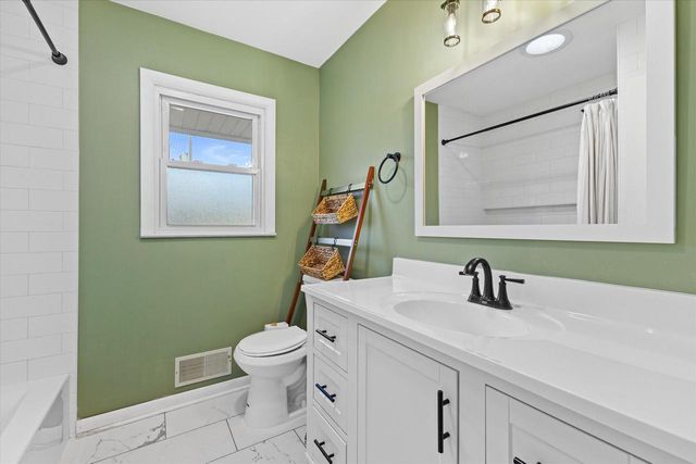 N77W14914 Menomonee Manor DRIVE, Menomonee Falls, WI 53051