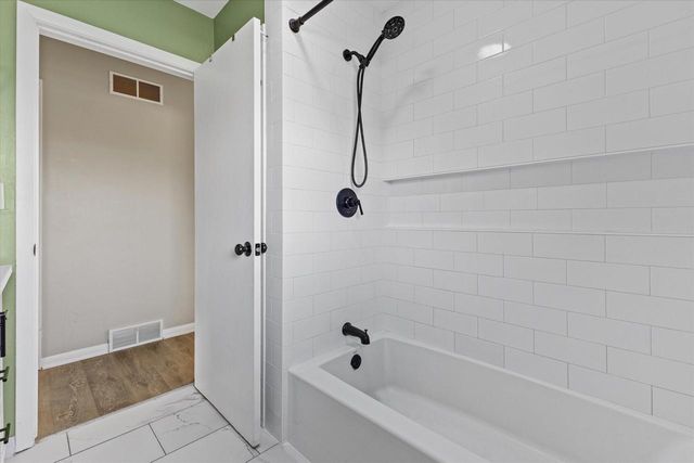 N77W14914 Menomonee Manor DRIVE, Menomonee Falls, WI 53051