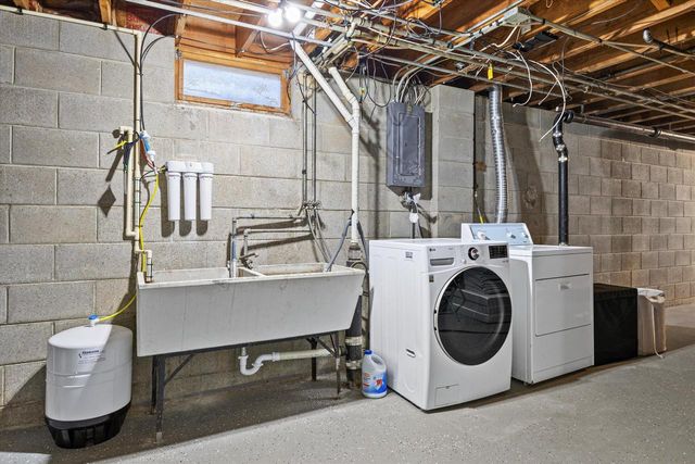 N77W14914 Menomonee Manor DRIVE, Menomonee Falls, WI 53051