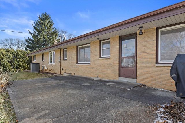 N77W14914 Menomonee Manor DRIVE, Menomonee Falls, WI 53051