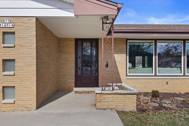 N77W14914 Menomonee Manor DRIVE, Menomonee Falls, WI 53051