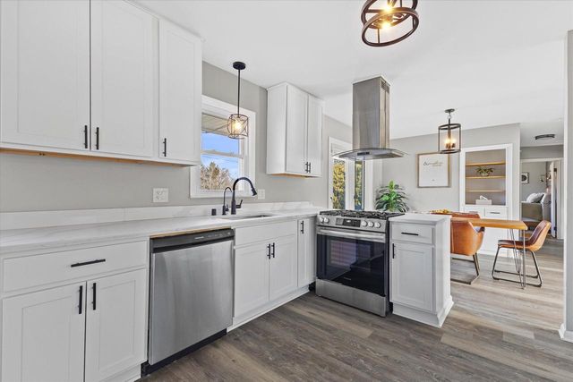 N77W14914 Menomonee Manor DRIVE, Menomonee Falls, WI 53051