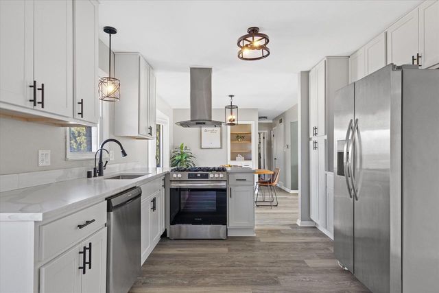 N77W14914 Menomonee Manor DRIVE, Menomonee Falls, WI 53051