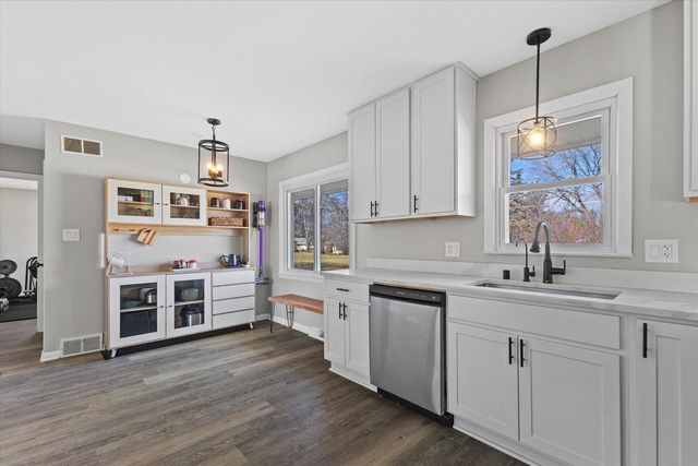 N77W14914 Menomonee Manor DRIVE, Menomonee Falls, WI 53051