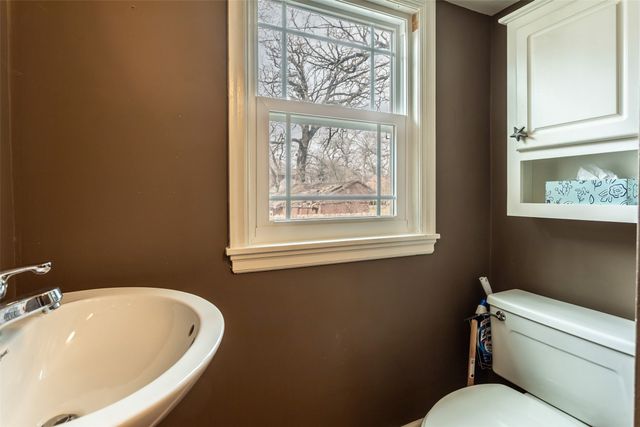 5905 Walnut Hill Drive, Des Moines, IA 50312