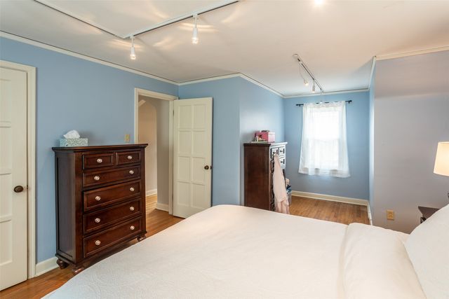 5905 Walnut Hill Drive, Des Moines, IA 50312