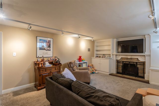 5905 Walnut Hill Drive, Des Moines, IA 50312