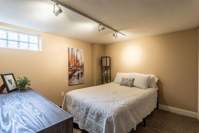 5905 Walnut Hill Drive, Des Moines, IA 50312