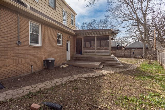 5905 Walnut Hill Drive, Des Moines, IA 50312