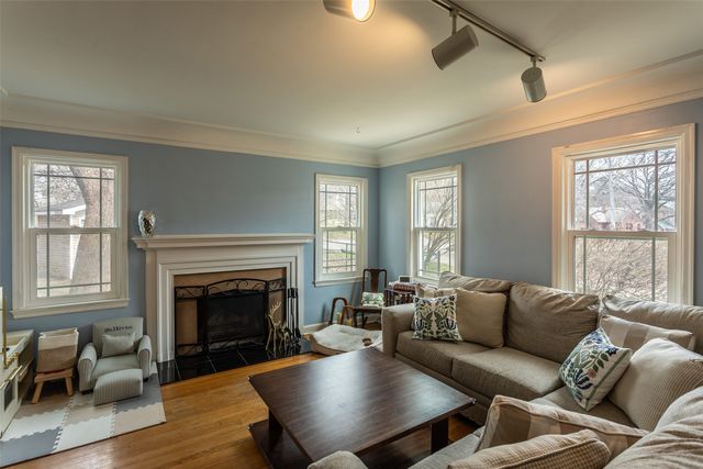 5905 Walnut Hill Drive, Des Moines, IA 50312