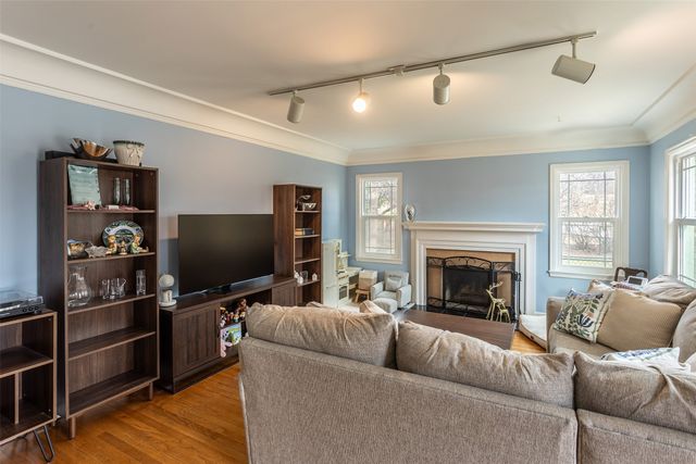 5905 Walnut Hill Drive, Des Moines, IA 50312