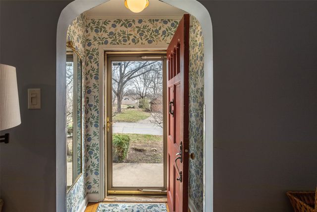 5905 Walnut Hill Drive, Des Moines, IA 50312