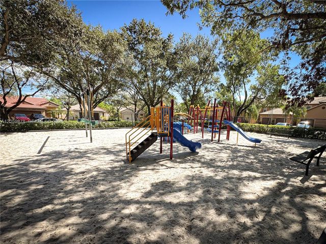 1543 Barcelona Way 5-30, Weston, FL 33327