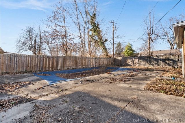 820 W Larkspur Drive, Jeffersonville, IN 47130