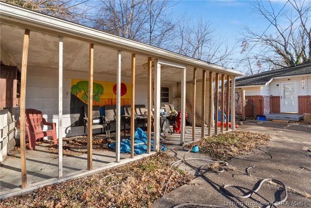 820 W Larkspur Drive, Jeffersonville, IN 47130