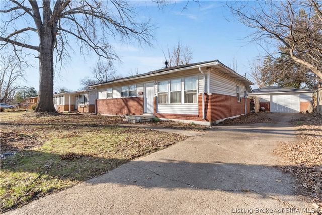 820 W Larkspur Drive, Jeffersonville, IN 47130