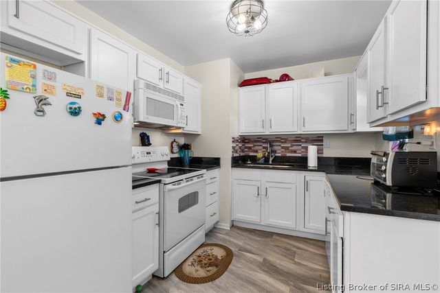 820 W Larkspur Drive, Jeffersonville, IN 47130