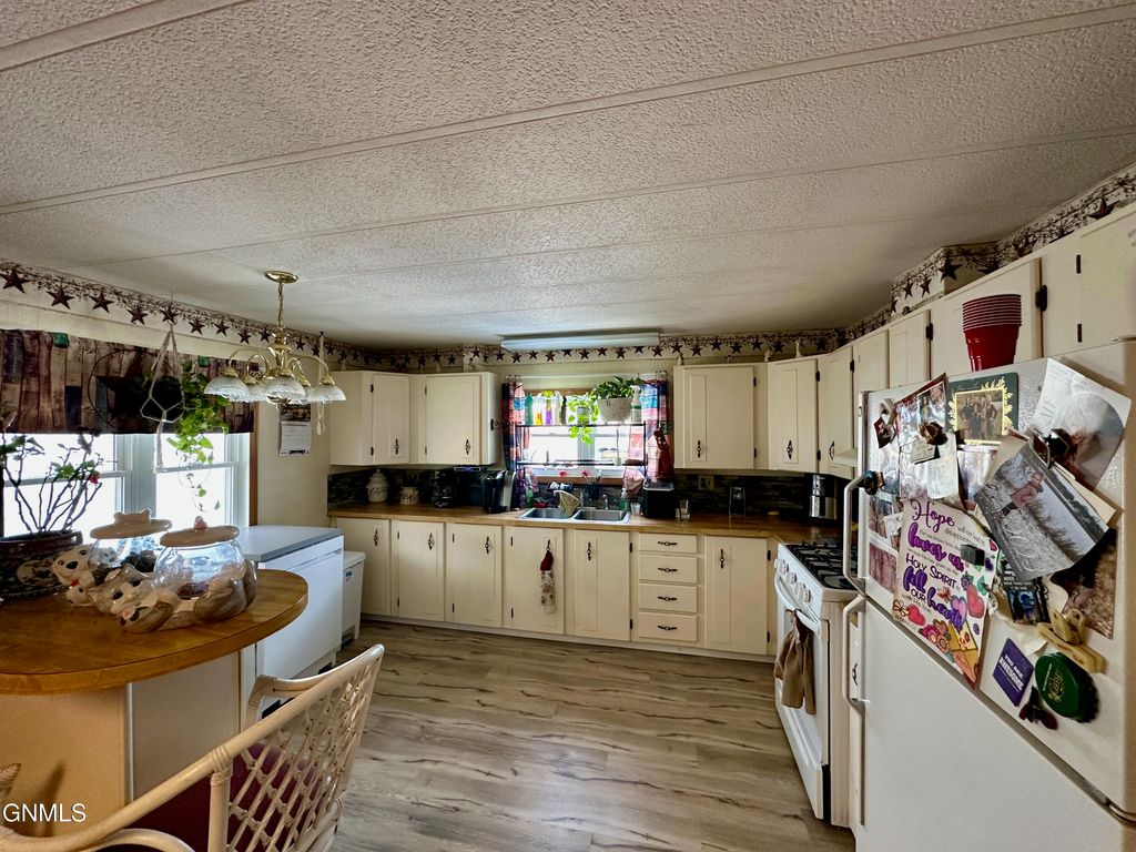 1003 Western Park, Jamestown, ND 58401 photo 3