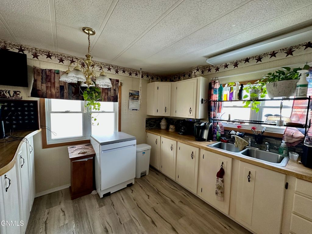 1003 Western Park, Jamestown, ND 58401 photo 4
