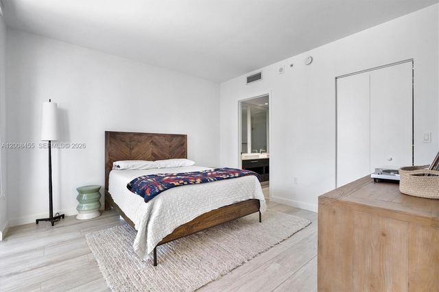 55 SW 9th St 1103, Miami, FL 33130