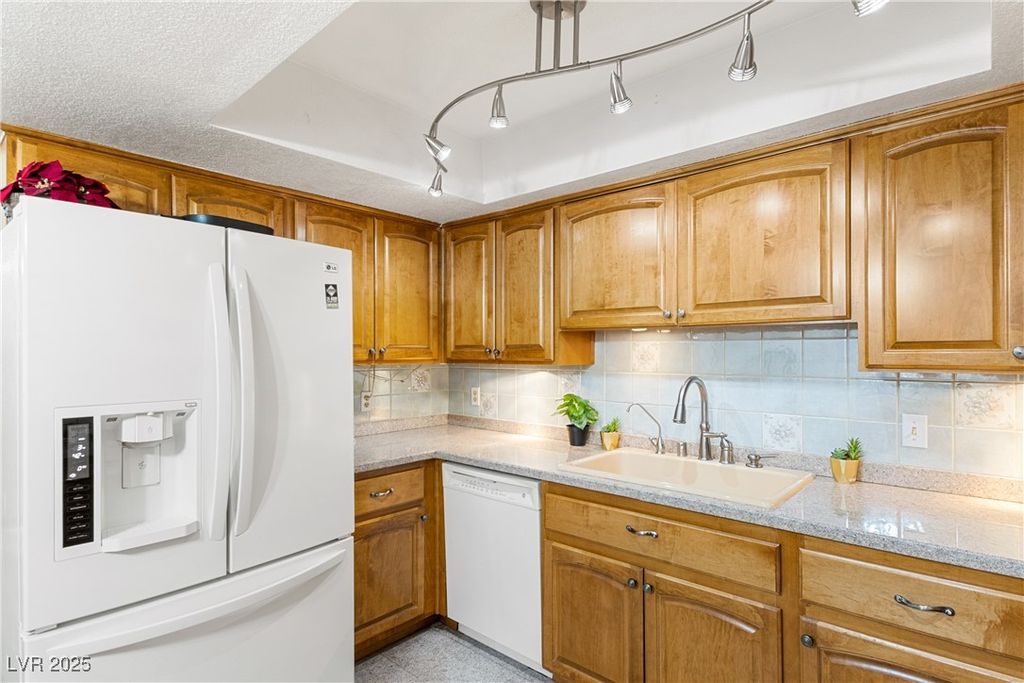 Image 6 of property listing at 6663 West Tropicana Avenue 104, Las Vegas, NV 89103