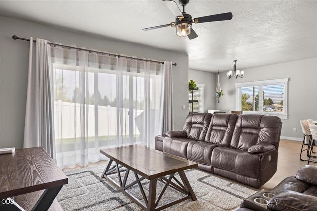 608 Nobility Drive, Medford, OR 97501