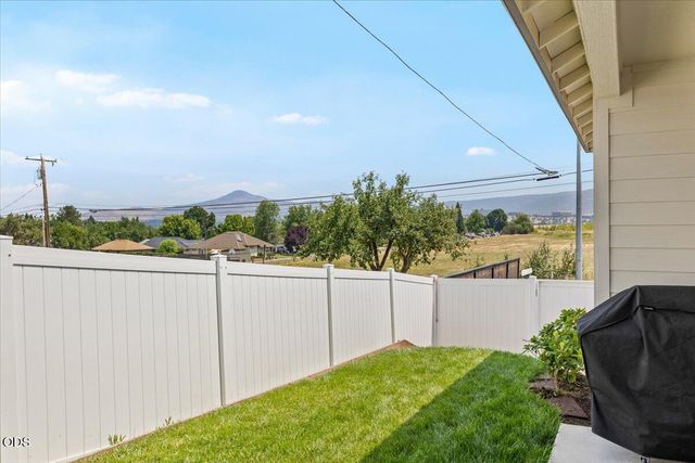 608 Nobility Drive, Medford, OR 97501