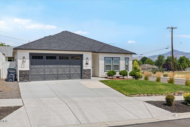 608 Nobility Drive, Medford, OR 97501