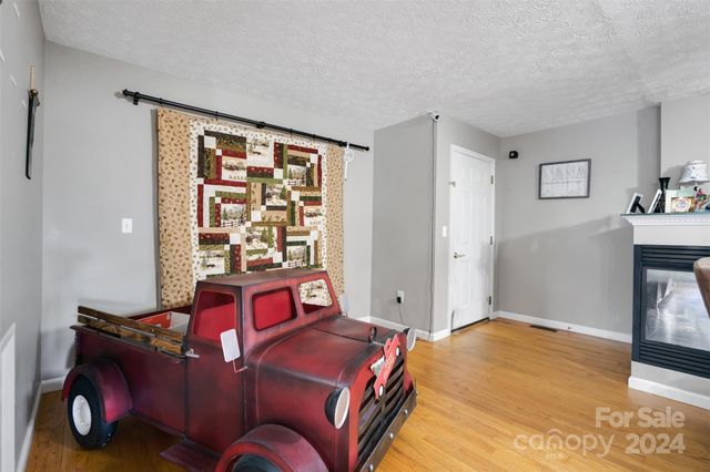 6 Sanderson Street, Hayesville, NC 28904