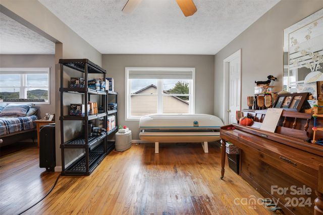 6 Sanderson Street, Hayesville, NC 28904