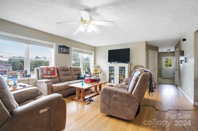 6 Sanderson Street, Hayesville, NC 28904