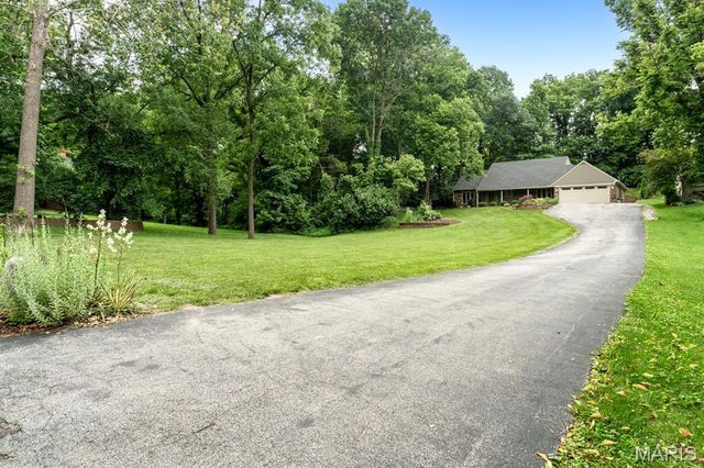 18 Powder Creek Drive, Belleville, IL 62223