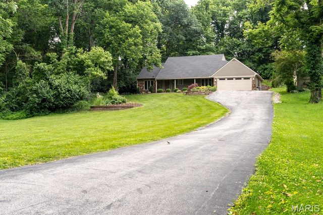 18 Powder Creek Drive, Belleville, IL 62223