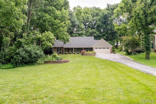 18 Powder Creek Drive, Belleville, IL 62223