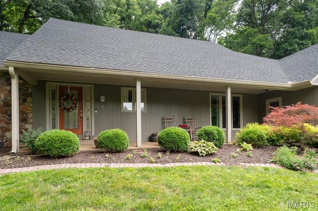 18 Powder Creek Drive, Belleville, IL 62223