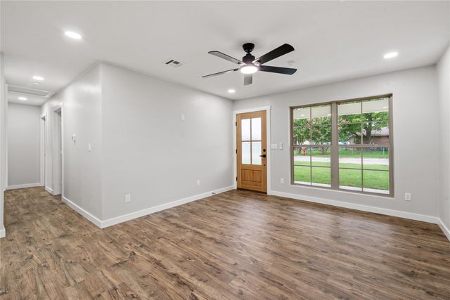 200 Alamo Drive, Mcgregor, TX 76657