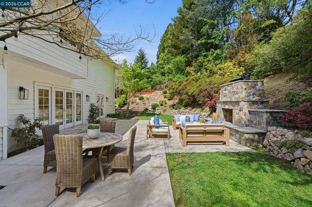 3 Honey Hill Ct, Orinda, CA 94563