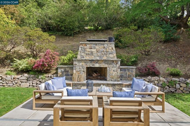 3 Honey Hill Ct, Orinda, CA 94563