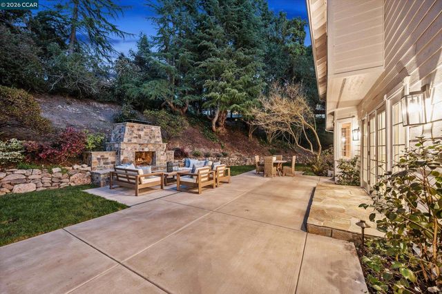 3 Honey Hill Ct, Orinda, CA 94563