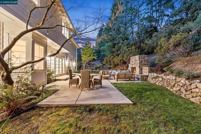 3 Honey Hill Ct, Orinda, CA 94563