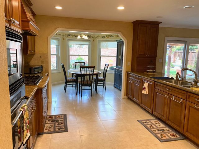 2401 Woodlake Cir, Lodi, CA 95242