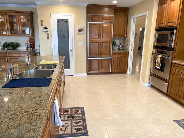2401 Woodlake Cir, Lodi, CA 95242