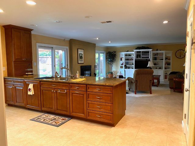 2401 Woodlake Cir, Lodi, CA 95242