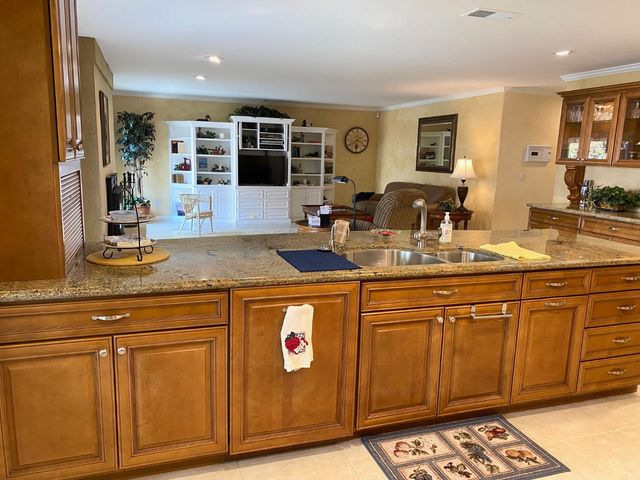 2401 Woodlake Cir, Lodi, CA 95242